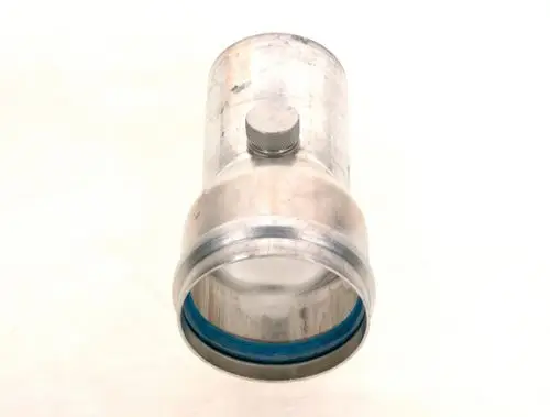 Bosch-Adapter aus Metall mit einer runden Öffnung und einem blauen Dichtungsring, ausgestattet mit einer Schraube zur Befestigung, auf heller Unterlage.